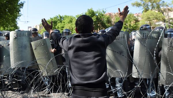 Млади демонстрант испред кордона полиције у Јеревану, Јерменија - Sputnik Србија
