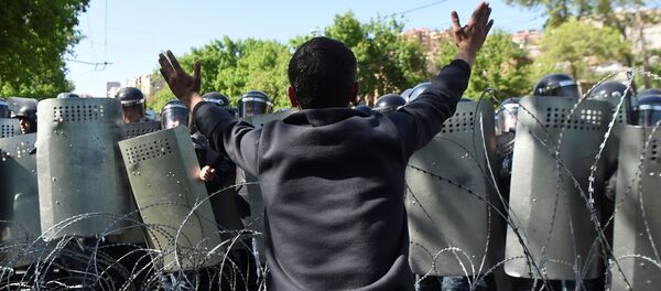 Mladi demonstrant ispred kordona policije u Jerevanu, Jermenija - Sputnik Srbija