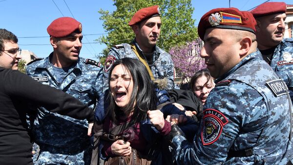 Policija hapsi demonstrantkinju u Jerevanu, Jermenija - Sputnik Srbija