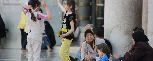 Деца се играју испред чувене џамије Умајад у Дамаску Деца се играју испред чувене џамије Умајад у Дамаску - Sputnik Србија