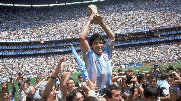 Dijego Maradona sa peharom svetskog prvaka na stadionu Asteka u Meksiko Sitiju 1986. - Sputnik Srbija