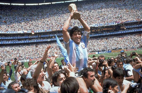Дијего Марадона са пехаром светског првака на стадиону Астека у Мексико Ситију 1986. - Sputnik Србија