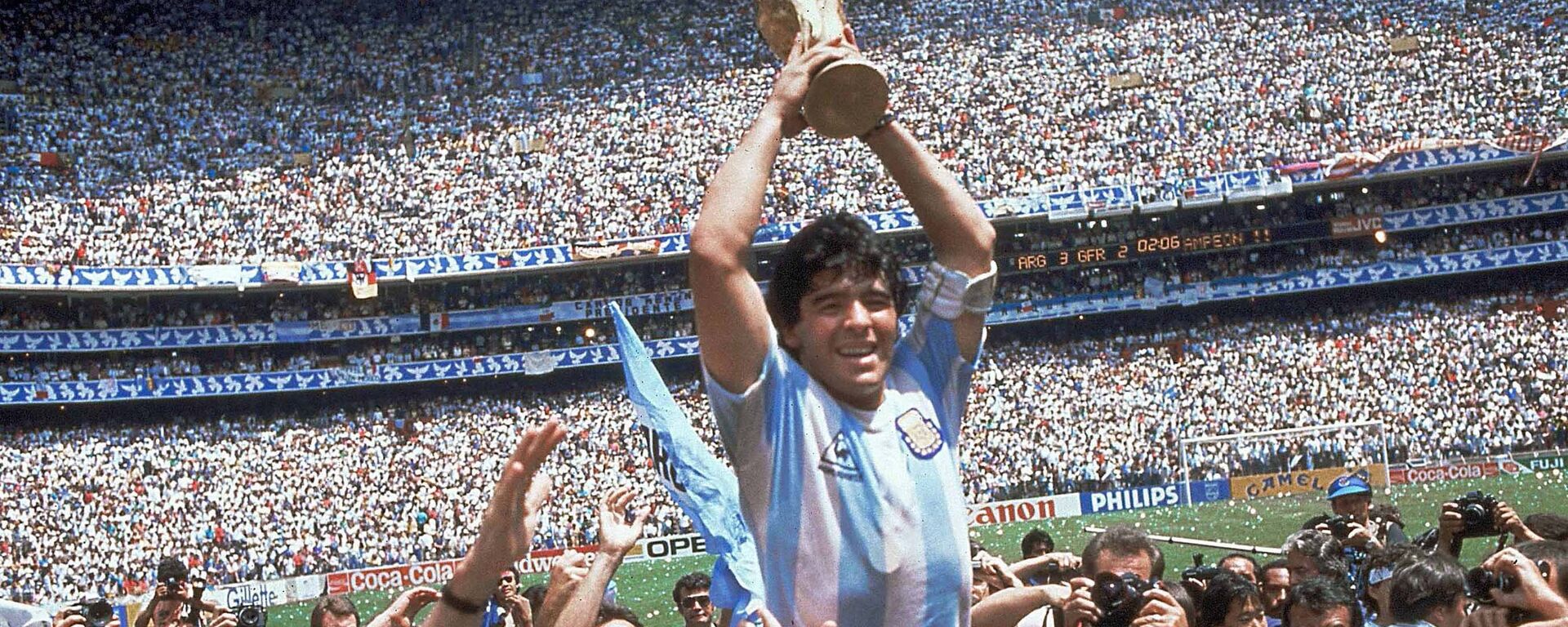 Dijego Maradona sa peharom svetskog prvaka na stadionu Asteka u Meksiko Sitiju 1986. - Sputnik Srbija, 1920, 25.11.2020