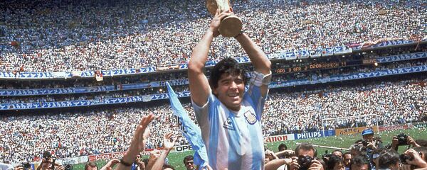 Dijego Maradona sa peharom svetskog prvaka na stadionu Asteka u Meksiko Sitiju 1986. - Sputnik Srbija