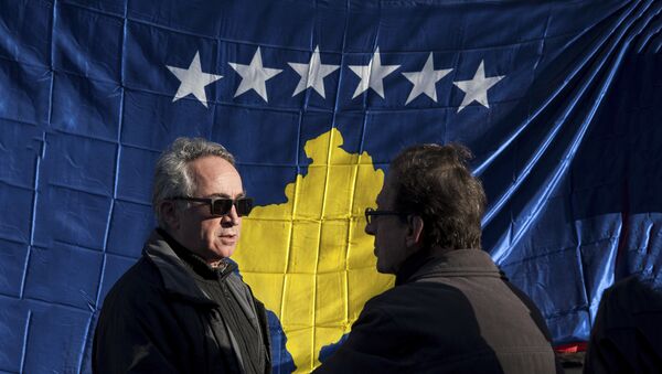 Ljudi pored zastave tzv. Kosova u Prištini - Sputnik Srbija