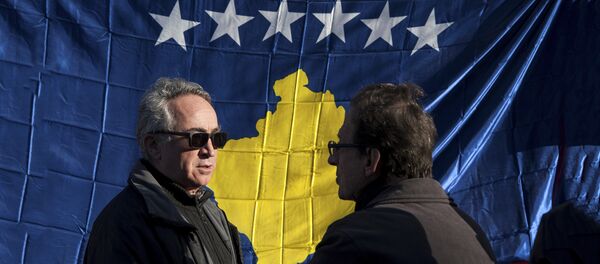 Ljudi pored zastave tzv. Kosova u Prištini - Sputnik Srbija