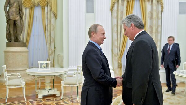 Predsednik Rusije Vladimir Putin prilikom susreta s Migelom Dijasom Kanelom Bermudesom u Kremlju - Sputnik Srbija