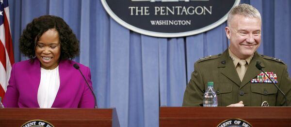 Дејна Вајт и Кенет Мекензи - Sputnik Србија