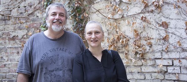 Мишко Станишић и Невена Бајалица, оснивачи организације Тераформинг која путем нових медија шири истину о Холокаусту. - Sputnik Србија