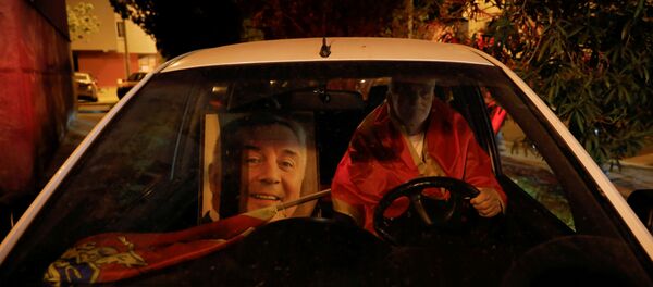 Присталица ДПС са сликом Мила Ђукановића - Sputnik Србија