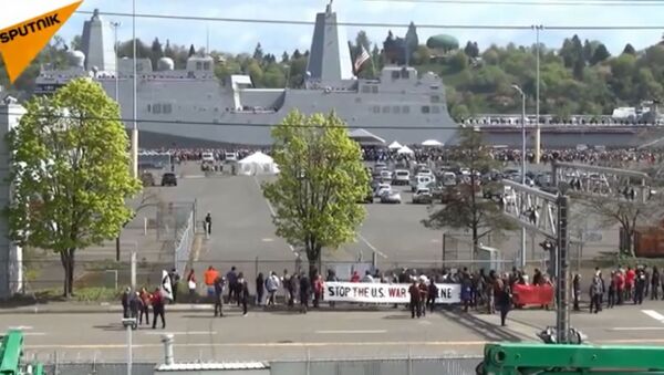 Antiratni protest u Portlandu nedaleko od američkog vojnog broda - Sputnik Srbija