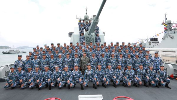 Кинески председник Си Ђинпинг са посадом брода Чангша у Јужнокинеском мору - Sputnik Србија