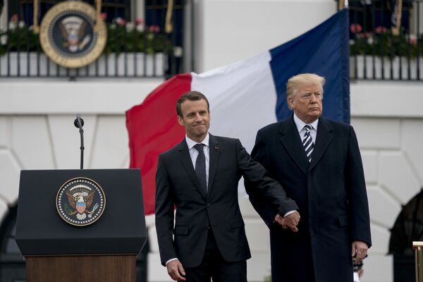 Председник Француске Емануел Макрон и председник САД Доналд Трамп - Sputnik Србија