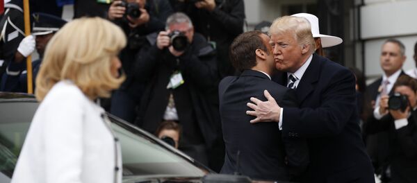 Председник Француске Емануел Макрон и председник САД Доналд Трамп - Sputnik Србија