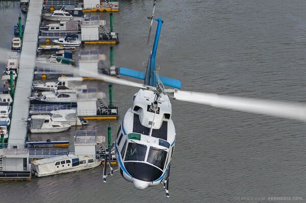 Полицијски хеликоптер Агуста Бел 212 у лету изнад реке Саве. - Sputnik Србија