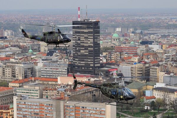 Бел 206Б и АБ212 изнад срца Београда. Поред плаво - белих, МУП Србије поседује и летелице маскирних боја, прилагођене подршци специјалним јединицама и жандармерији. - Sputnik Србија