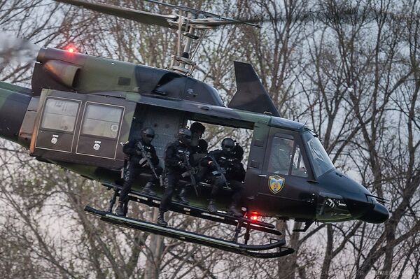 Брзи превоз, десантирање и упад у неприступачне објекте - хеликоптери су неизоставна подршка Специјалној антитерористичкој јединици. - Sputnik Србија