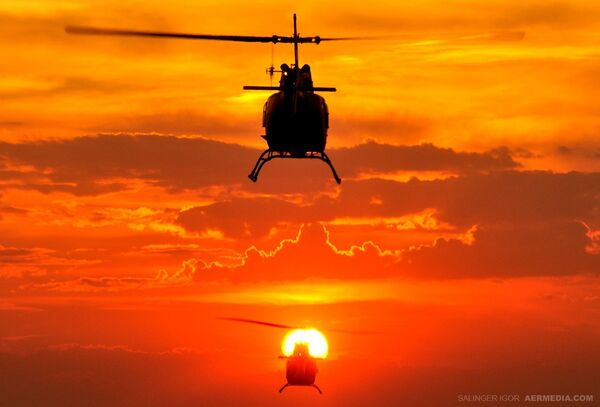 Лет у залазак сунца. Иако раде изузетно ризичан посао, пилоти хеликоптера имају привилегију да уживају у јединственим, прелепим пејзажима. - Sputnik Србија