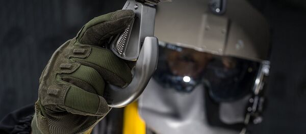 Летач - механичар са витлом за подизање терета. Долазак хеликоптера је најбржи начин за евакуацију са места борбе или несреће. - Sputnik Србија