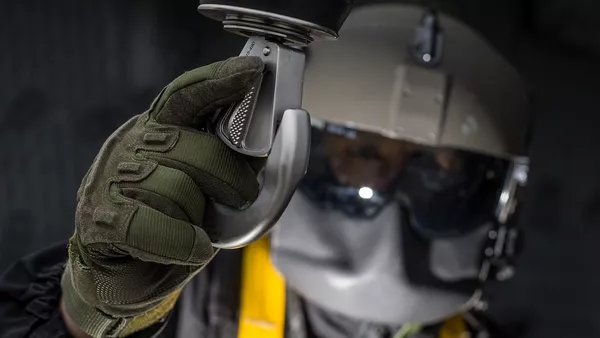 Letač - mehaničar sa vitlom za podizanje tereta. Dolazak helikoptera je najbrži način za evakuaciju sa mesta borbe ili nesreće. - Sputnik Srbija