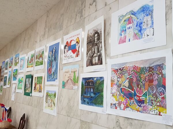 Radovi mladih đaka koji su ukrašavali zidove na manifestaciji  „Srbija u srcu mome“. - Sputnik Srbija