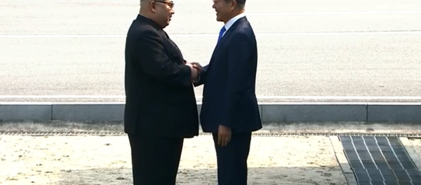 Ким Џонг УН и Мун Џае Ин Ким Џонг УН и Мун Џае Ин - Sputnik Србија