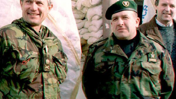 Arhivska fotografija: Atif Dudaković /desno/ sa komandantom snaga UN u Bosni Majklom Rouzom /levo/ - Sputnik Srbija