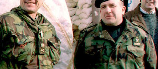 Arhivska fotografija: Atif Dudaković /desno/ sa komandantom snaga UN u Bosni Majklom Rouzom /levo/ - Sputnik Srbija