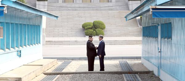 Ким Џонг УН и Мун Џае Ин - Sputnik Србија