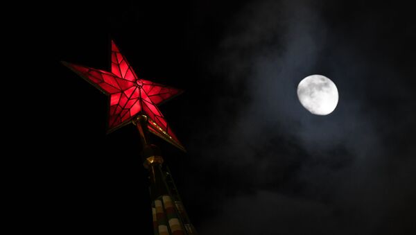 Звезда на Кремљу у Моски и месец на небу - Sputnik Србија