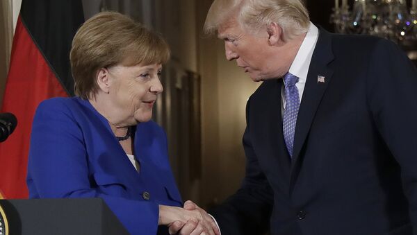Predsednik SAD Donald Tramp rukuje se sa nemačkom kancelarkom Angelom Merkel - Sputnik Srbija