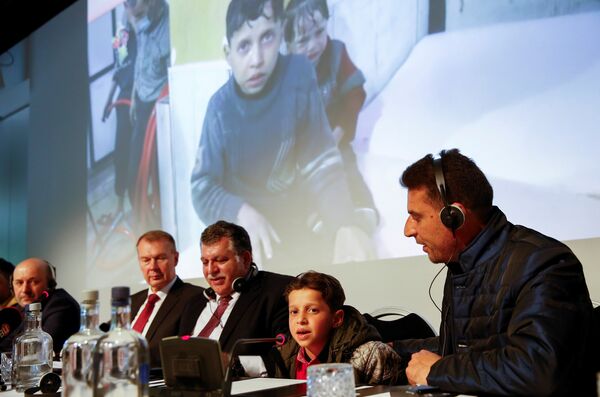 Dečak iz sirijske Dume govori na konferenciji za novinare u Hagu. Dečak iz sirijske Dume govori na konferenciji za novinare u Hagu. - Sputnik Srbija