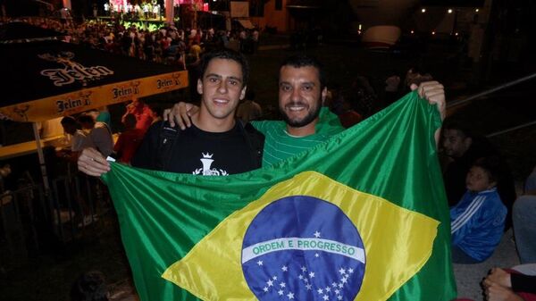 Туристе из Бразила Тијаго је довео и на Сабор трубача у Гучу. Туристе из Бразила Тијаго је довео и на Сабор трубача у Гучу. - Sputnik Србија