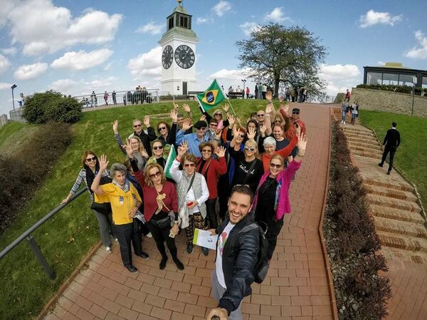 Труди се да туристима из Бразила покаже све, од Новог Сада до југа Србије. Труди се да туристима из Бразила покаже све, од Новог Сада до југа Србије. - Sputnik Србија