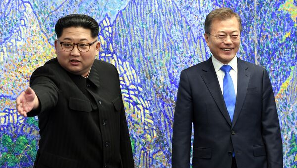 Председници двеју Кореја, Ким Џонг УН и Мун Џае Ин - Sputnik Србија