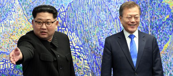 Predsednici dveju Koreja, Kim Džong UN i Mun Džae In - Sputnik Srbija