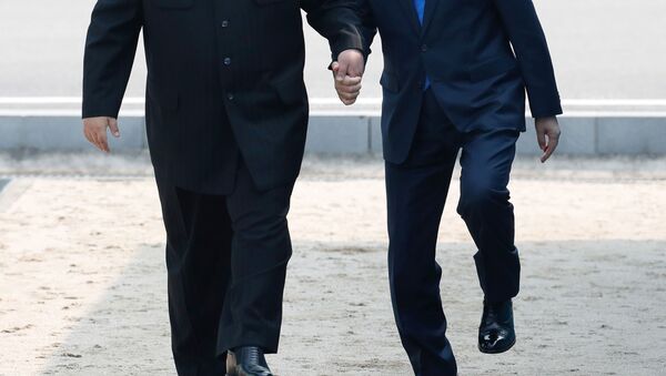 Predsednici dveju Koreja, Kim Džong UN i Mun Džae In - Sputnik Srbija