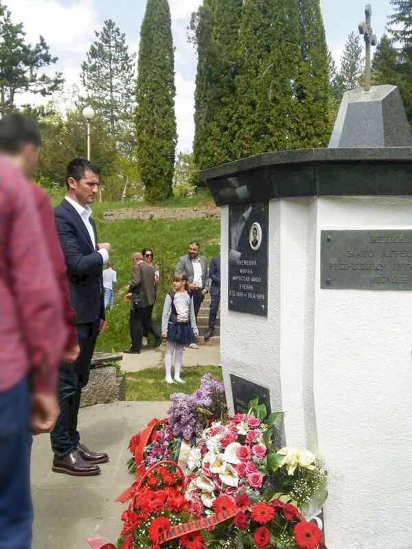 У име Демократске народне партије Црне Горе венац је положио посланик у републичком парламенту Милун Зоговић. У име Демократске народне партије Црне Горе венац је положио посланик у републичком парламенту Милун Зоговић. - Sputnik Србија