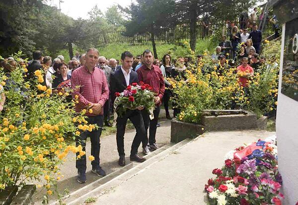 Венце на споменик невино страдалима положиле су бројне делегације, представници државе ни ове године се нису појавили. Венце на споменик невино страдалима положиле су бројне делегације, представници државе ни ове године се нису појавили. - Sputnik Србија