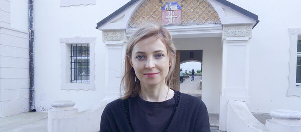 Наталија Поклонска испред манастира Крушедол - Sputnik Србија