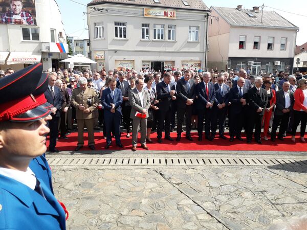 Председник РС Милорад Додик на обележавању годишњице код спомен-плоче српским жртвама из западне Славоније испред Цркве Пресвете Богородице у Градишци. Председник РС Милорад Додик на обележавању годишњице код спомен-плоче српским жртвама из западне Славоније испред Цркве Пресвете Богородице у Градишци. - Sputnik Србија