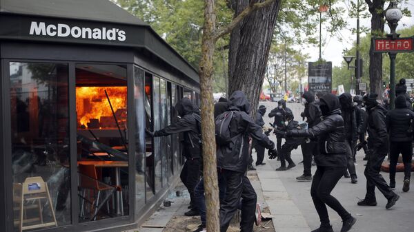 Демонстранти руше ресторан Мекдоналдс на првомајским демонстрацијама у Паризу - Sputnik Србија
