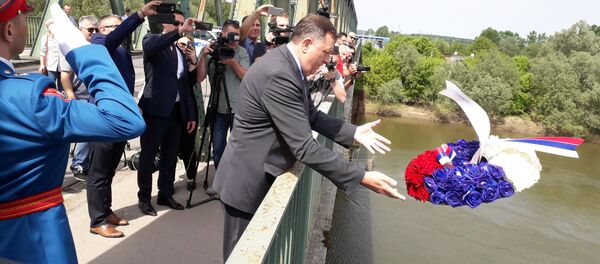 Председник РС Милорад Додик на обележавању годишњице код спомен-плоче српским жртвама из западне Славоније испред Цркве Пресвете Богородице у Градишци. Председник РС Милорад Додик на обележавању годишњице код спомен-плоче српским жртвама из западне Славоније испред Цркве Пресвете Богородице у Градишци. - Sputnik Србија