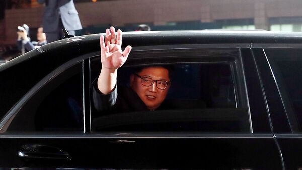 Severnokorejski lider Kim Džong Un maše predsedniku Južne Koreje Mun Džae Inu iz kola nakon sastanka u Panmundžomu - Sputnik Srbija