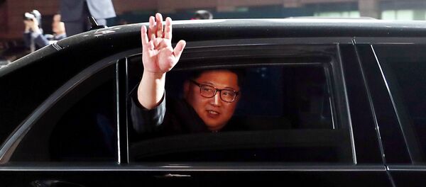 Севернокорејски лидер Ким Џонг Ун маше председнику Јужне Кореје Мун Џае Ину из кола након састанка у Панмунџому Севернокорејски лидер Ким Џонг Ун маше председнику Јужне Кореје Мун Џае Ину из кола након састанка у Панмунџому - Sputnik Србија