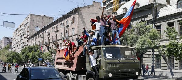 Pristalice jermenske opozicije tokom protesta u Jerevanu Pristalice jermenske opozicije tokom protesta u Jerevanu - Sputnik Srbija