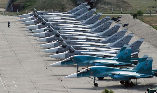 Avioni Su-24 i Su-34 na aerodromu Beljbek na Krimu Avioni Su-24 i Su-34 na aerodromu Beljbek na Krimu - Sputnik Srbija