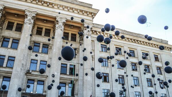 Учесници догађаја у знак сећања на погинуле у пожару 2. маја 2014. у Одеси пуштају у ваздух црне балоне - Sputnik Србија
