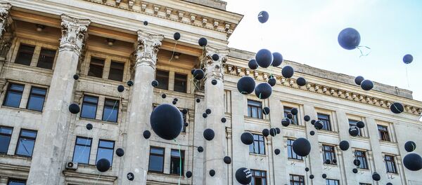 Учесници догађаја у знак сећања на погинуле у пожару 2. маја 2014. у Одеси пуштају у ваздух црне балоне - Sputnik Србија