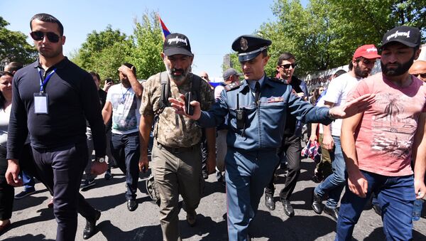 Заменик начелника полиције Јеревана Валериј Осипјан разговара са лидером јерменске опозиције Николом Пашињаном на протест у Јеревану - Sputnik Србија
